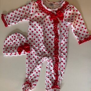 Sleeper & hat set Valentines Hearts Baby girl 6 mo.